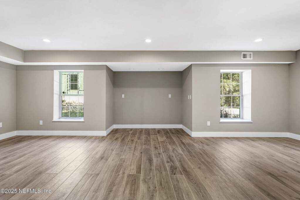 7 Bedroom Single Family Home/House's Image 64