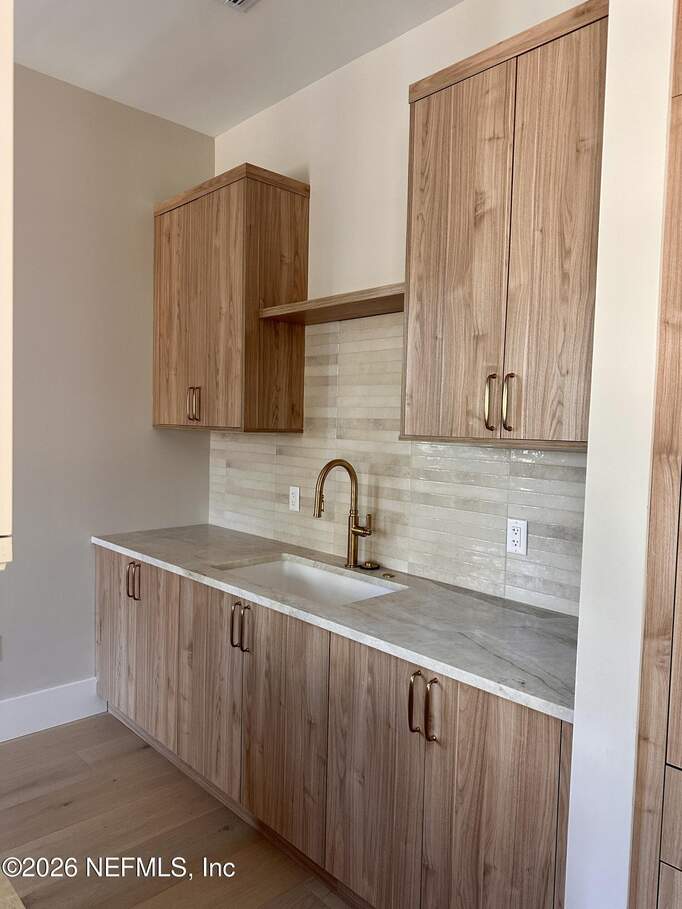 5 Bedroom Single Family Home/House's Image 3