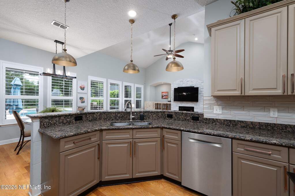 4 Bedroom Single Family Home/House's Image 15