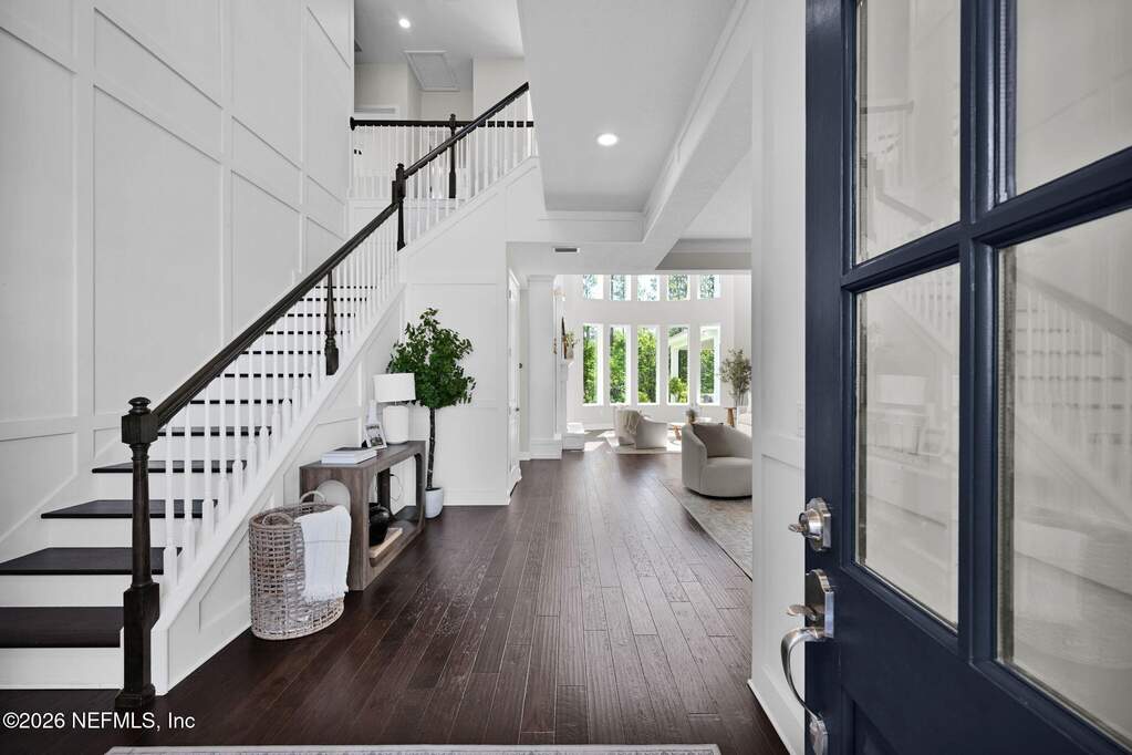 6 Bedroom Single Family Home/House's Image 4
