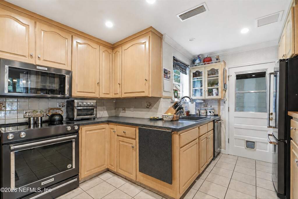 3 Bedroom Single Family Home/House's Image 6