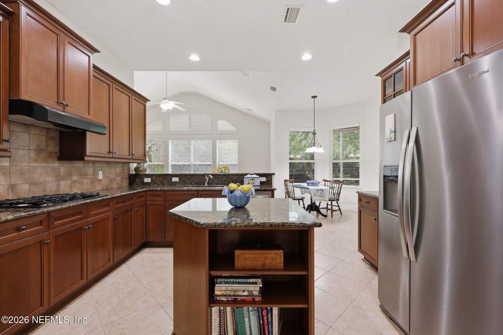 6 Bedroom Single Family Home/House's Image 13