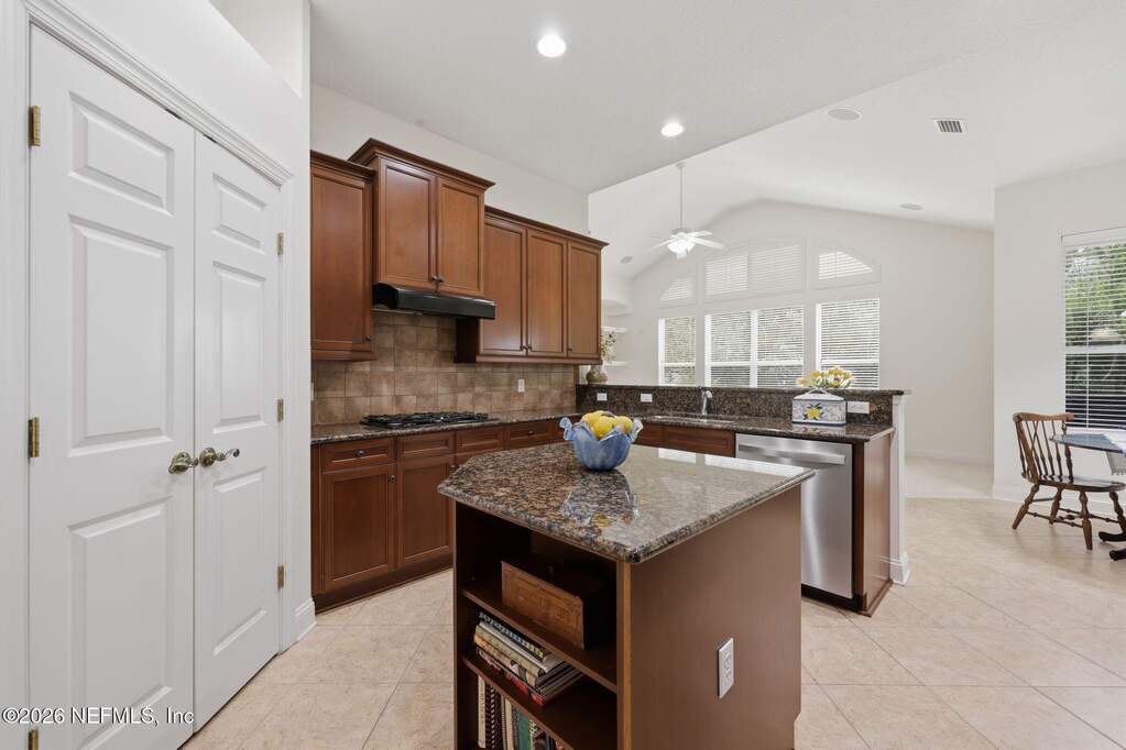 6 Bedroom Single Family Home/House's Image 15