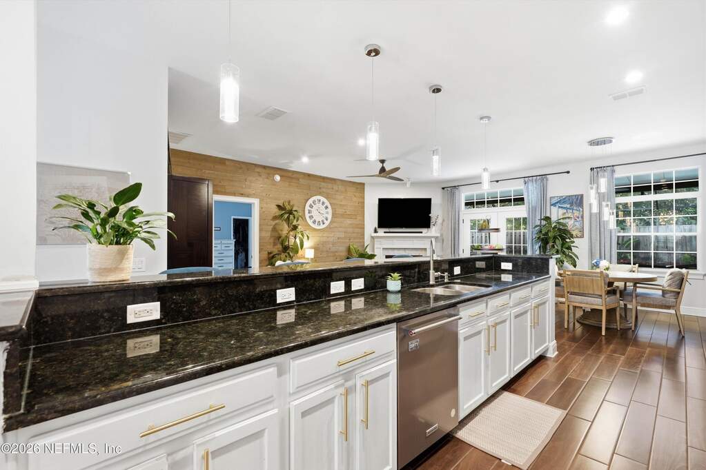 5 Bedroom Single Family Home/House's Image 9