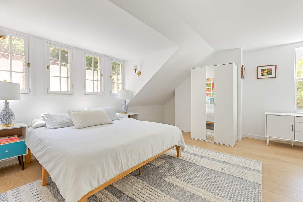 6 Bedroom Single Family Home/House's Image 16