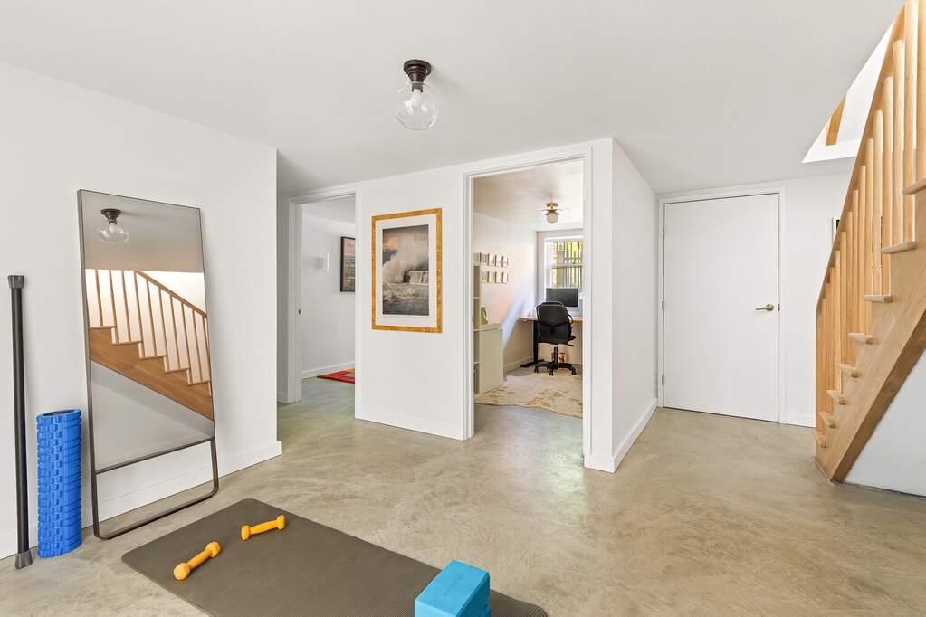 6 Bedroom Single Family Home/House's Image 21