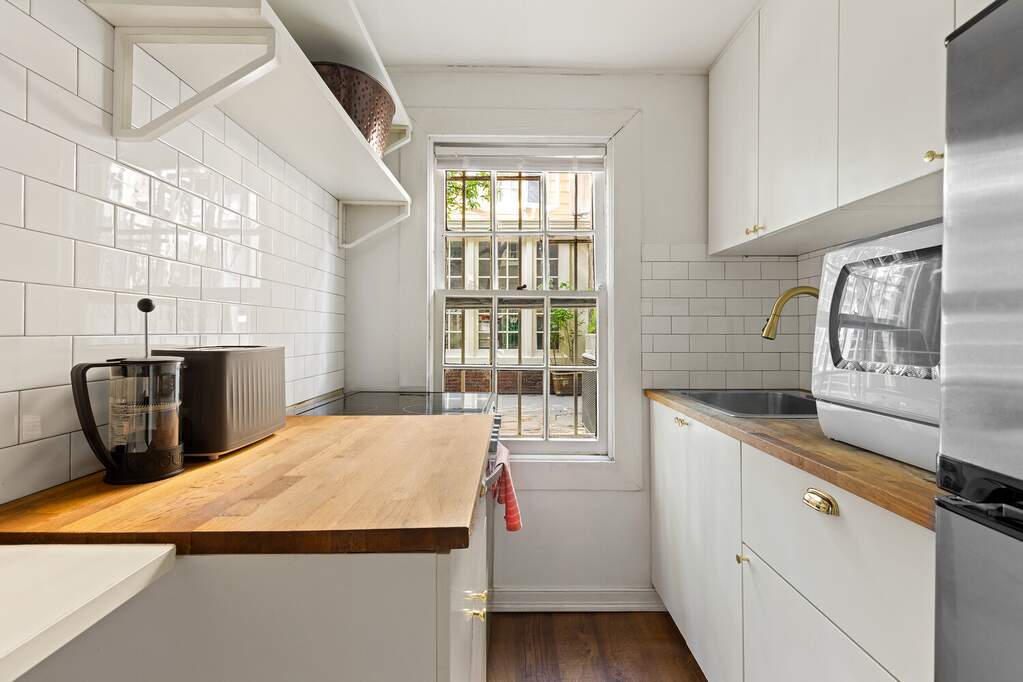 6 Bedroom Single Family Home/House's Image 24