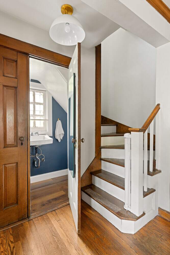 6 Bedroom Single Family Home/House's Image 25