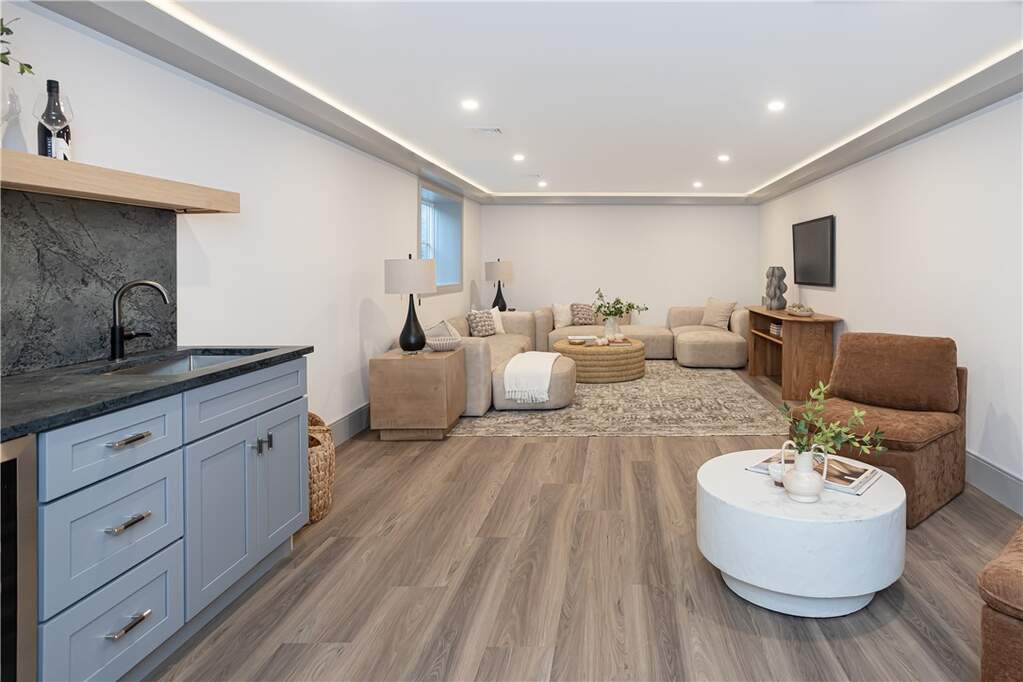 5 Bedroom Single Family Home/House's Image 41