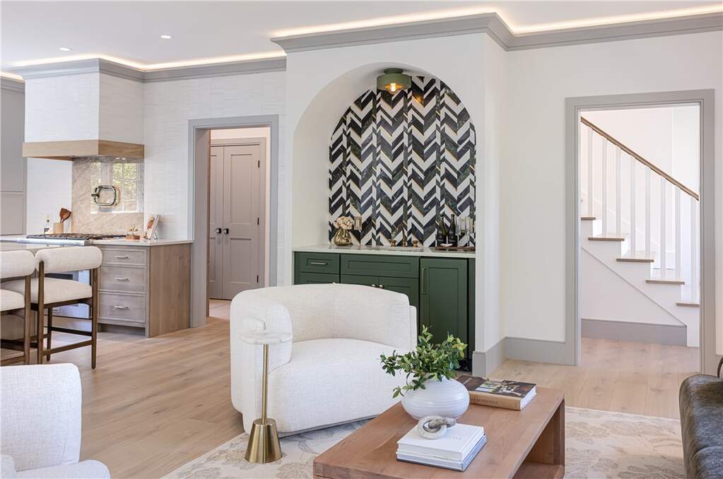 5 Bedroom Single Family Home/House's Image 4
