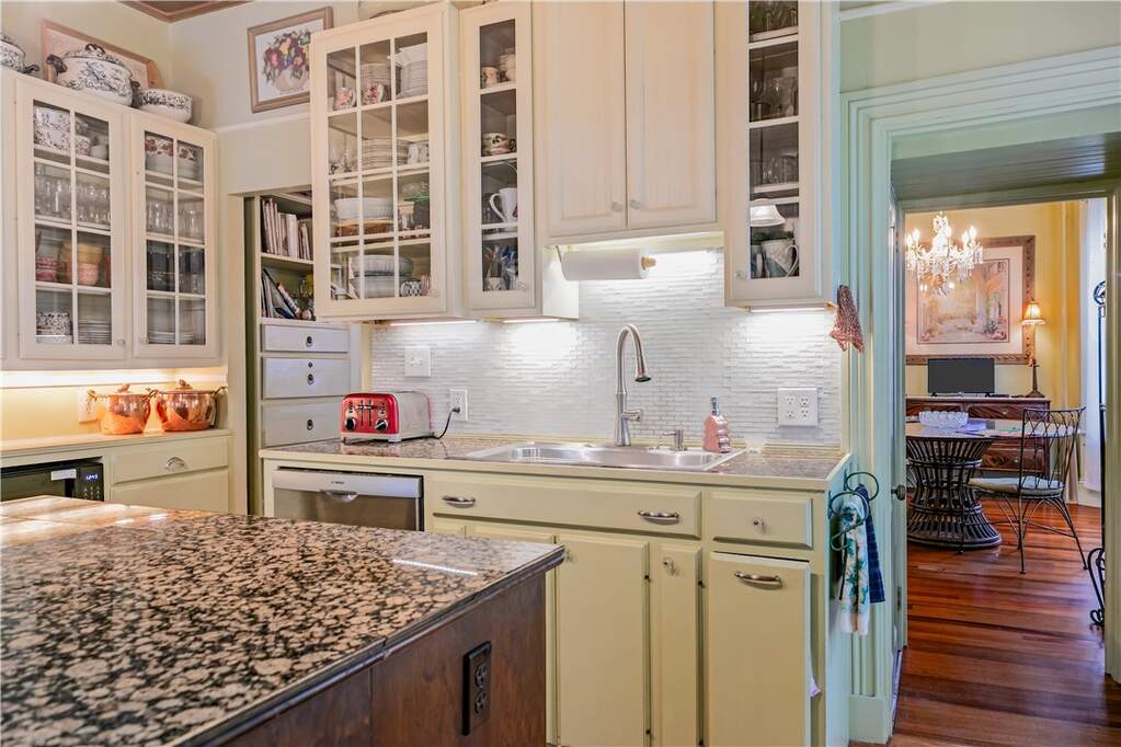 6 Bedroom Multi Unit's Image 12