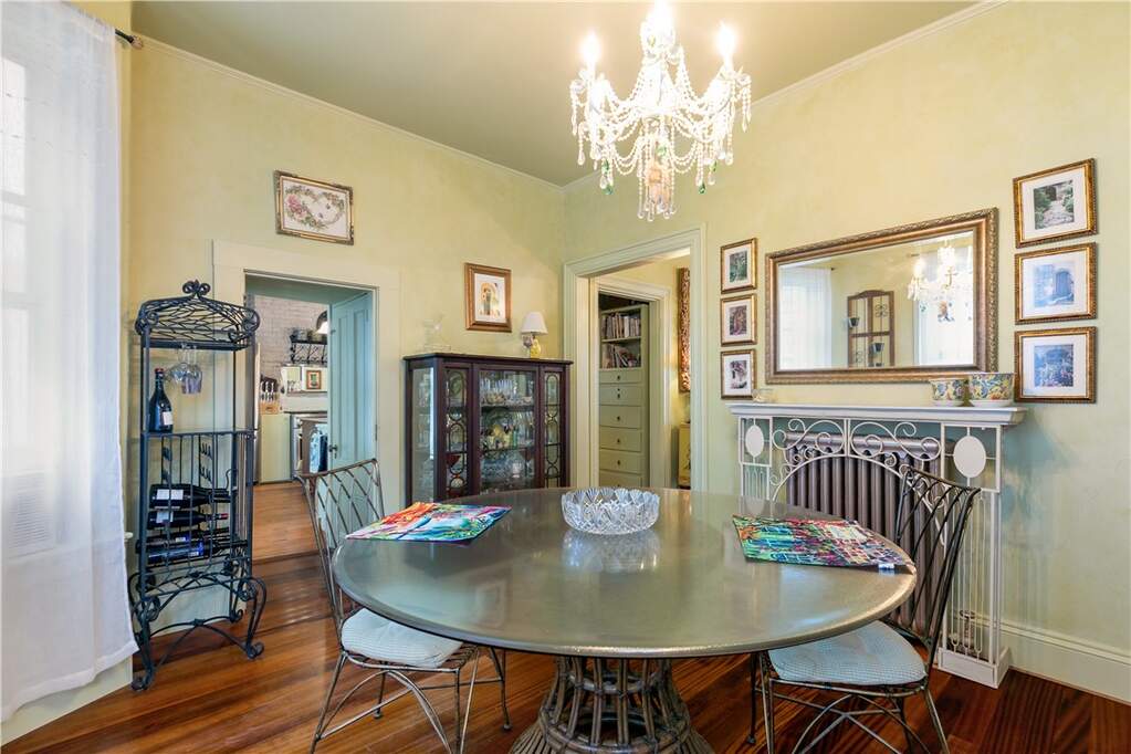 6 Bedroom Single Family Home/House's Image 9