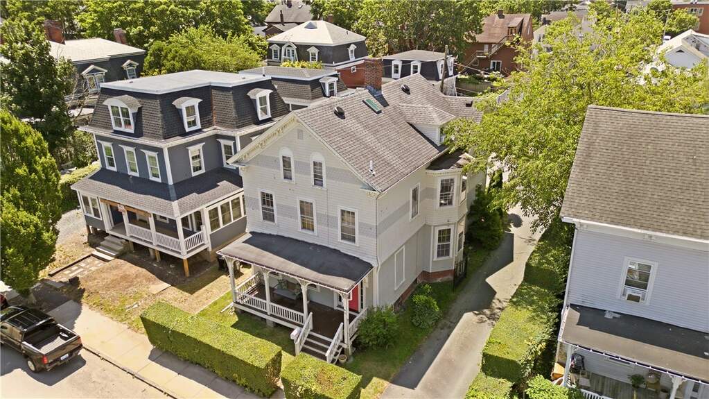 6 Bedroom Single Family Home/House's Image 33