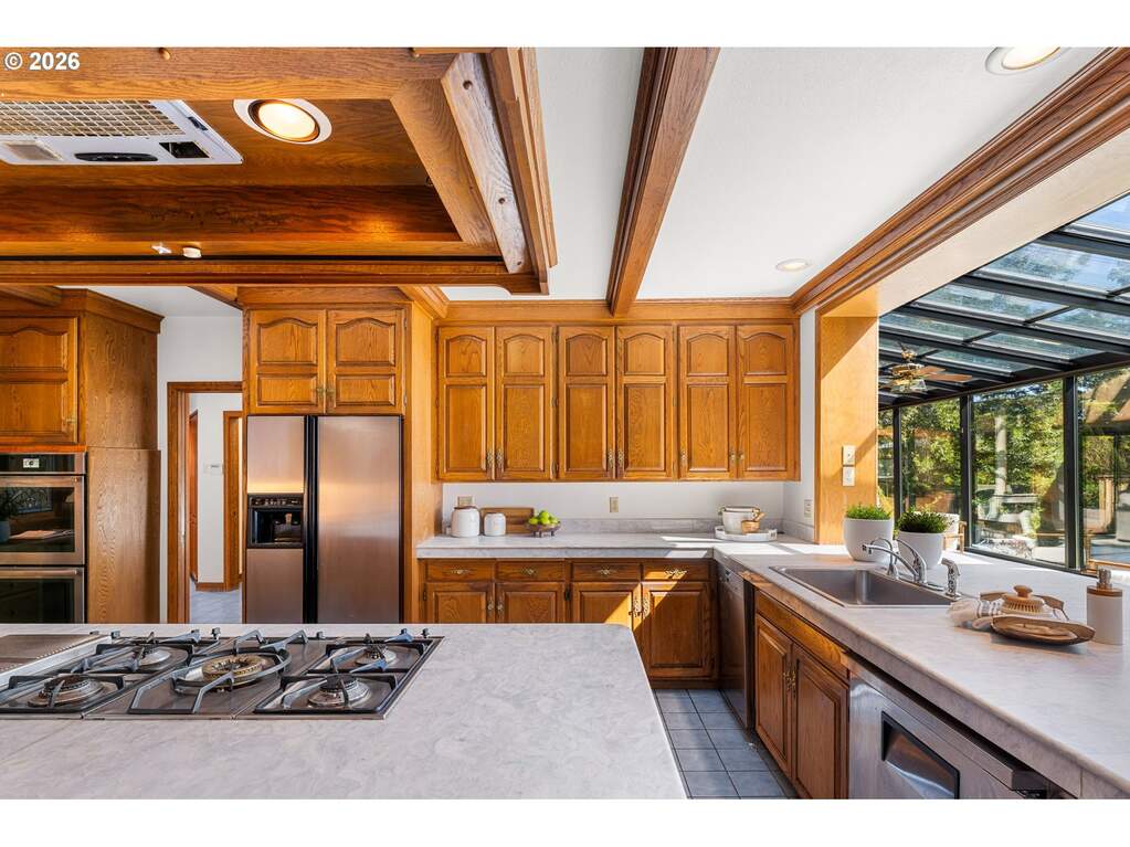 6 Bedroom Single Family Home/House's Image 10