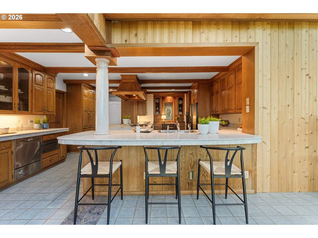 6 Bedroom Single Family Home/House's Image 15