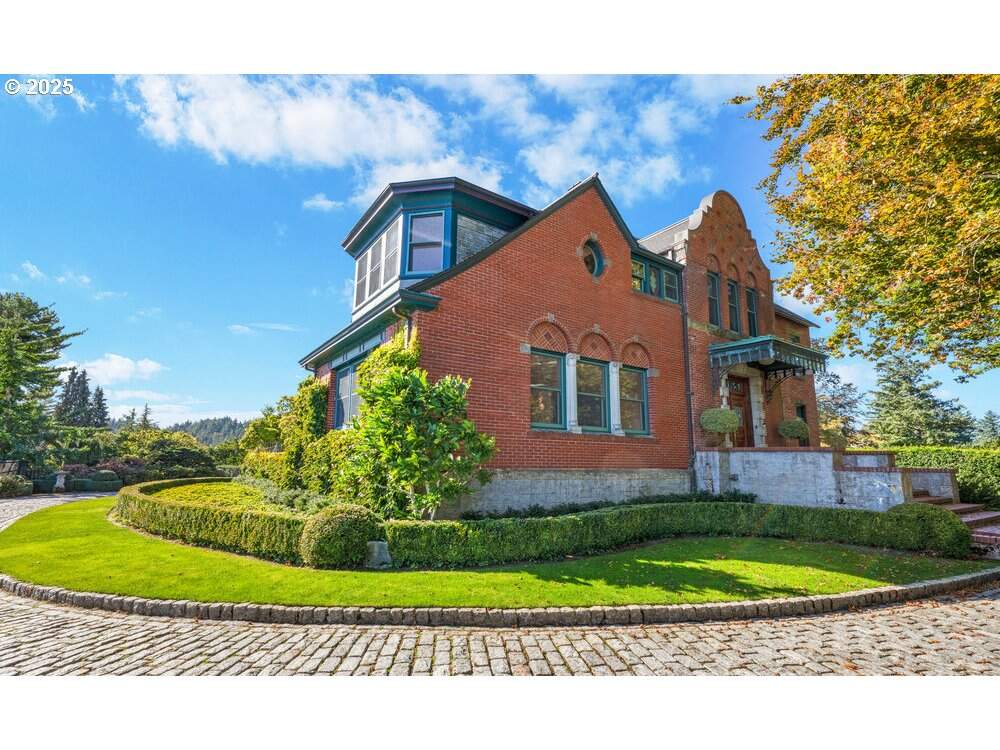 6 Bedroom Single Family Home/House's Image 8
