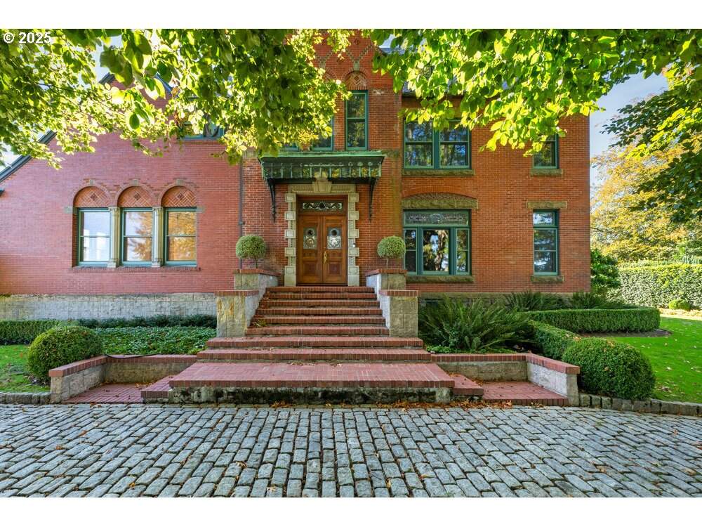 6 Bedroom Single Family Home/House's Image 9