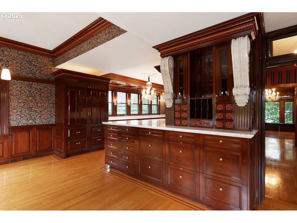 6 Bedroom Single Family Home/House's Image 25