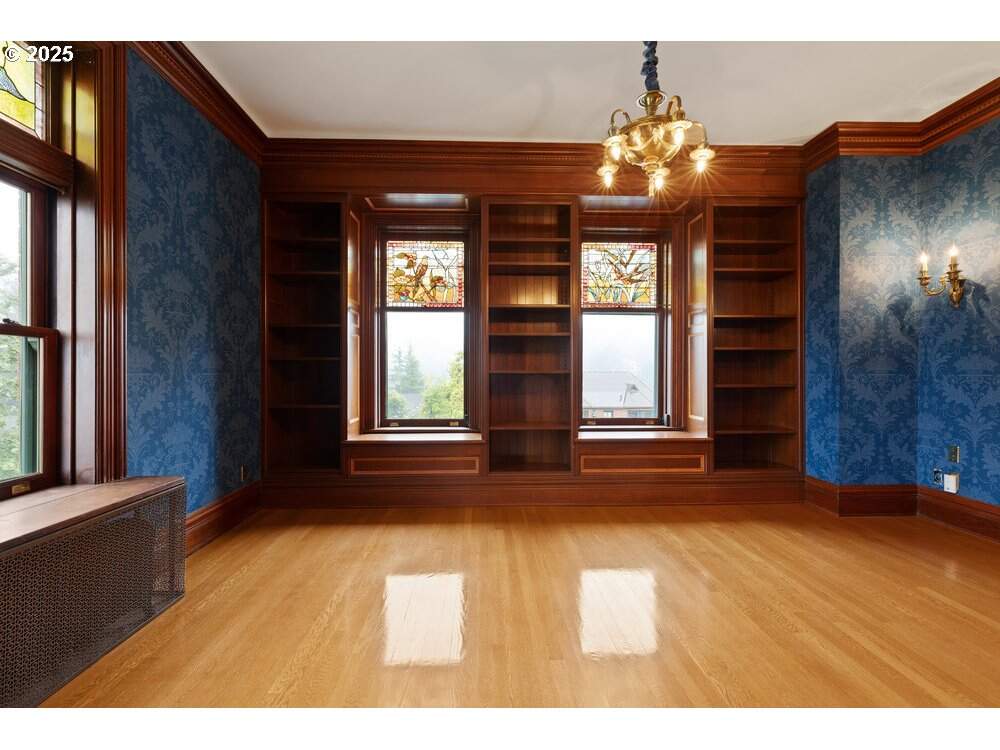 6 Bedroom Single Family Home/House's Image 33