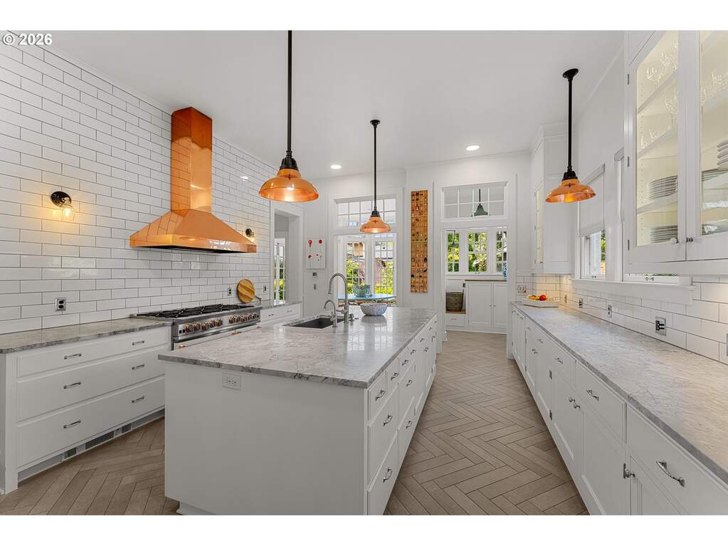 6 Bedroom Single Family Home/House's Image 9