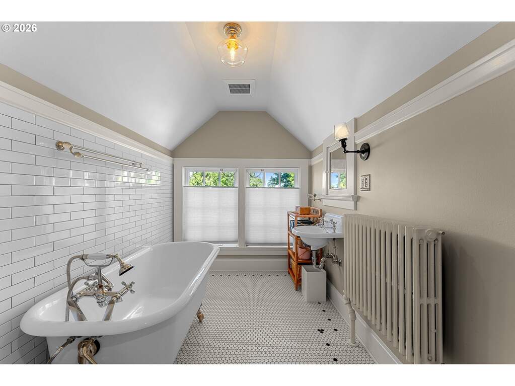 6 Bedroom Single Family Home/House's Image 33