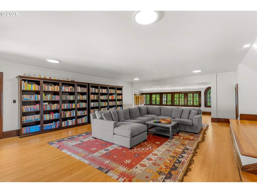 6 Bedroom Single Family Home/House's Image 34