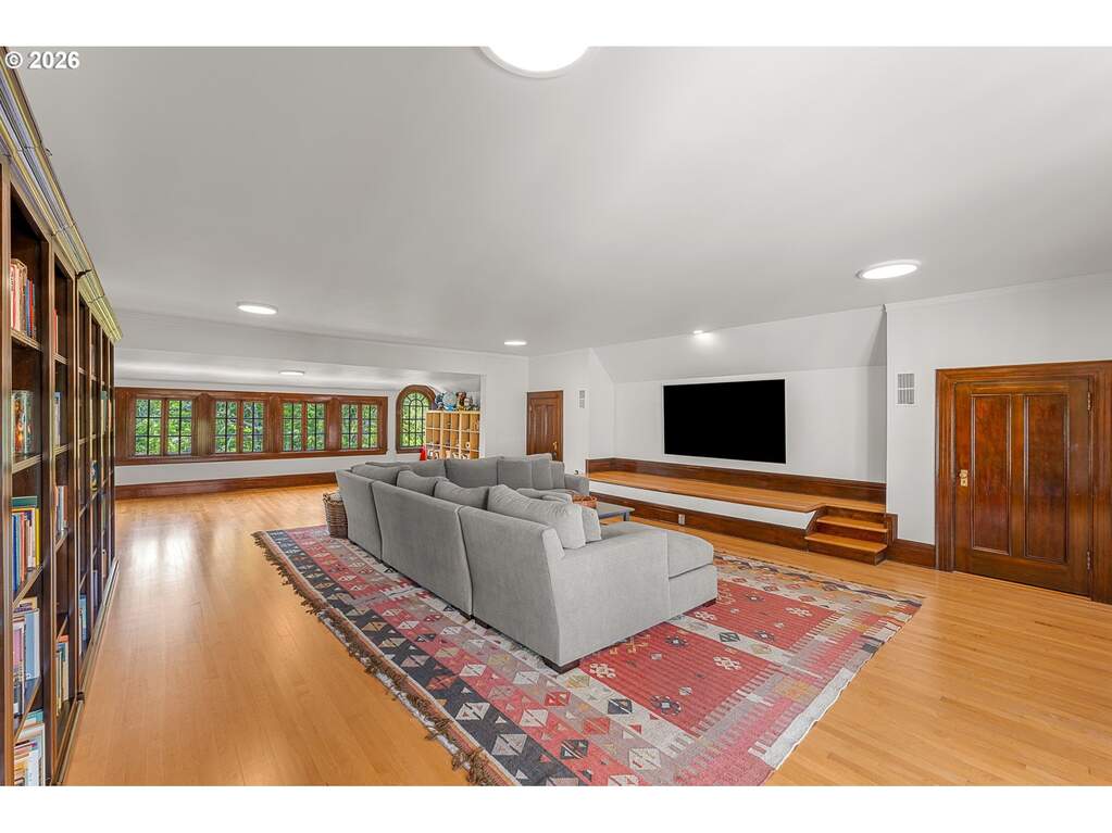6 Bedroom Single Family Home/House's Image 35
