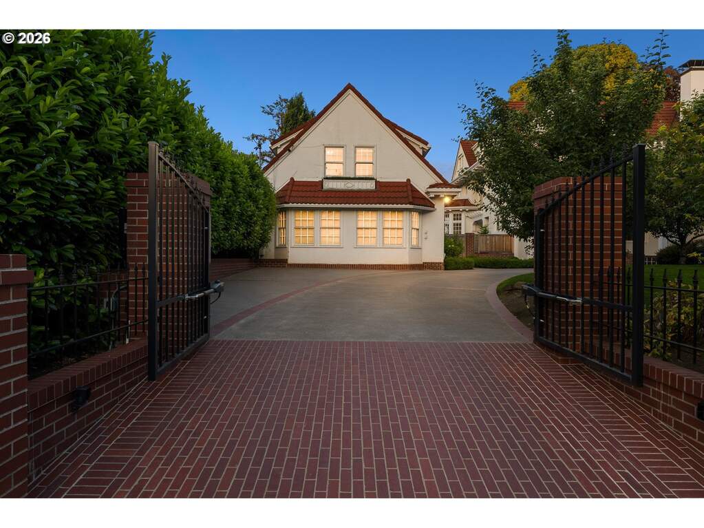 6 Bedroom Single Family Home/House's Image 42