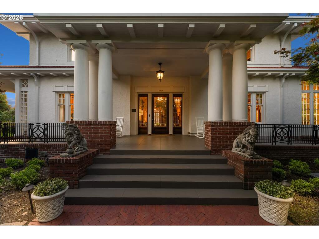 6 Bedroom Single Family Home/House's Image 3