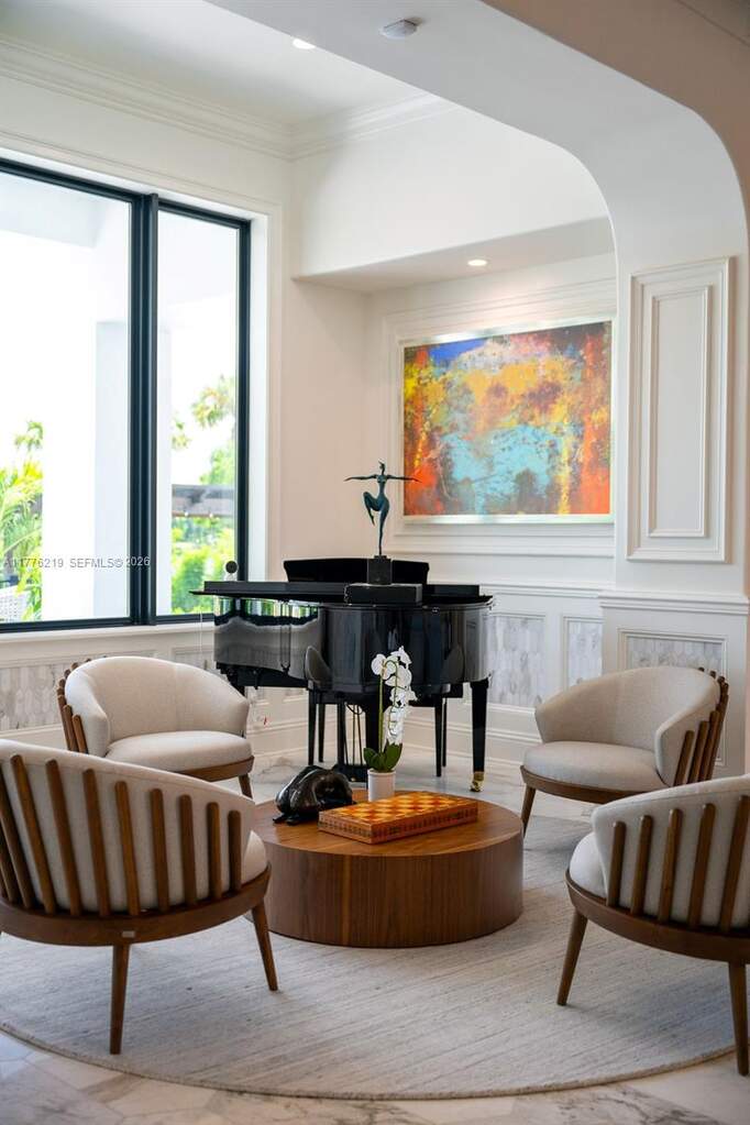 6 Bedroom Single Family Home/House's Image 14