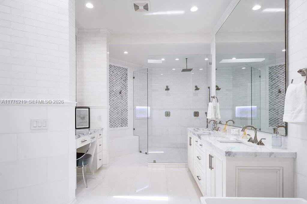 6 Bedroom Single Family Home/House's Image 28