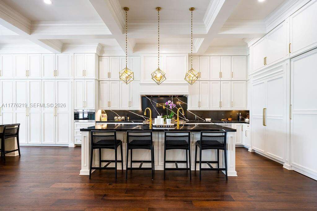 6 Bedroom Single Family Home/House's Image 38