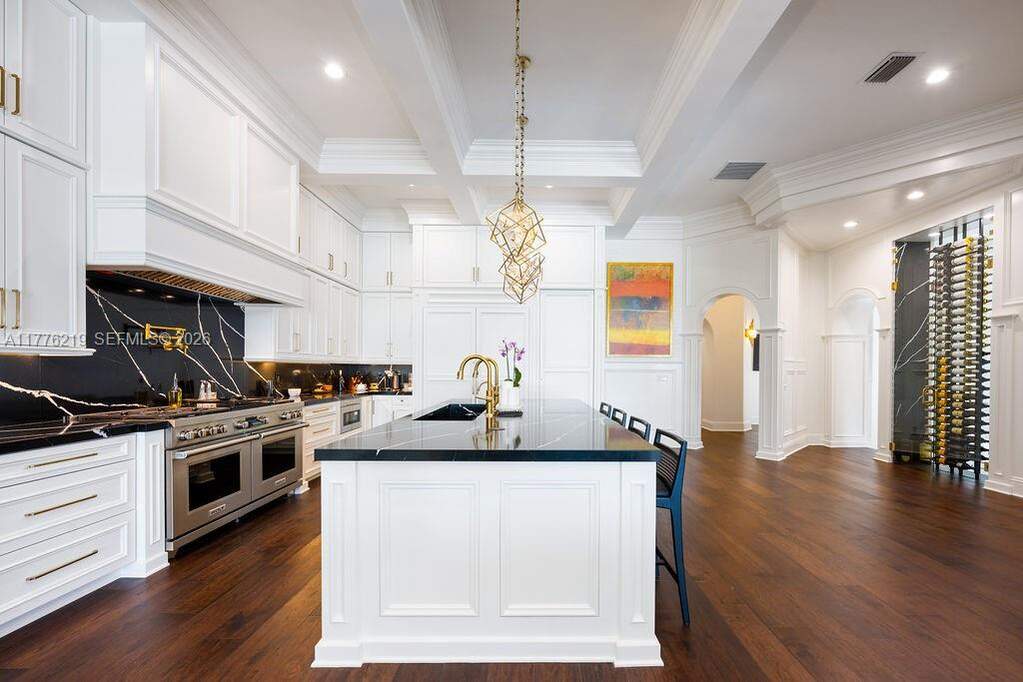 6 Bedroom Single Family Home/House's Image 39