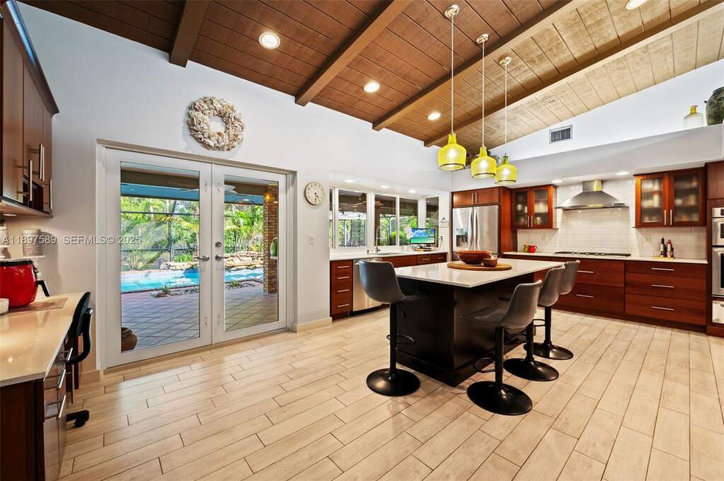 5 Bedroom Single Family Home/House's Image 10