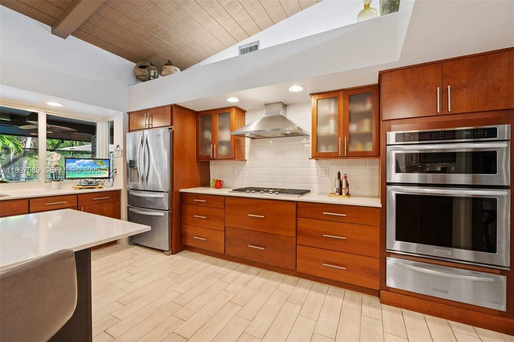 5 Bedroom Single Family Home/House's Image 11