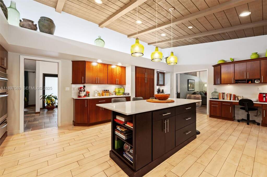 5 Bedroom Single Family Home/House's Image 12