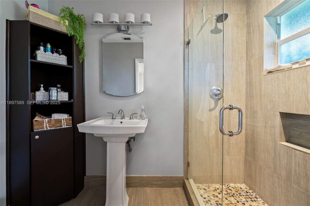 5 Bedroom Single Family Home/House's Image 21