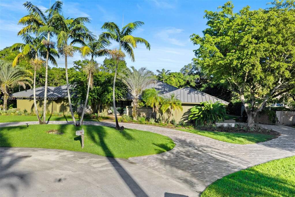 5 Bedroom Single Family Home/House's Image 3