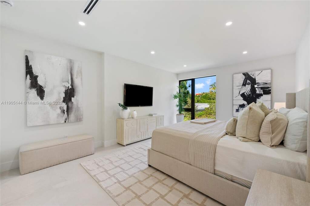 4 Bedroom Single Family Home/House's Image 9