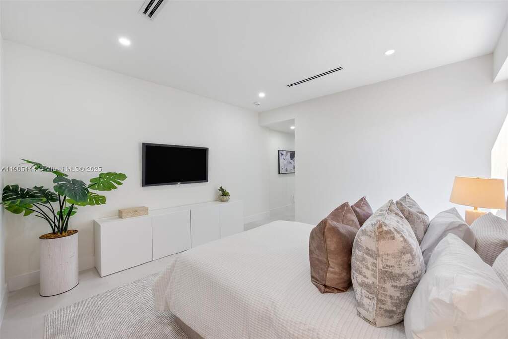 4 Bedroom Single Family Home/House's Image 14