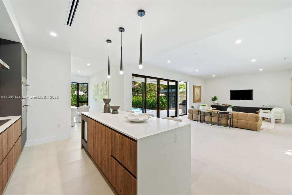4 Bedroom Single Family Home/House's Image 4