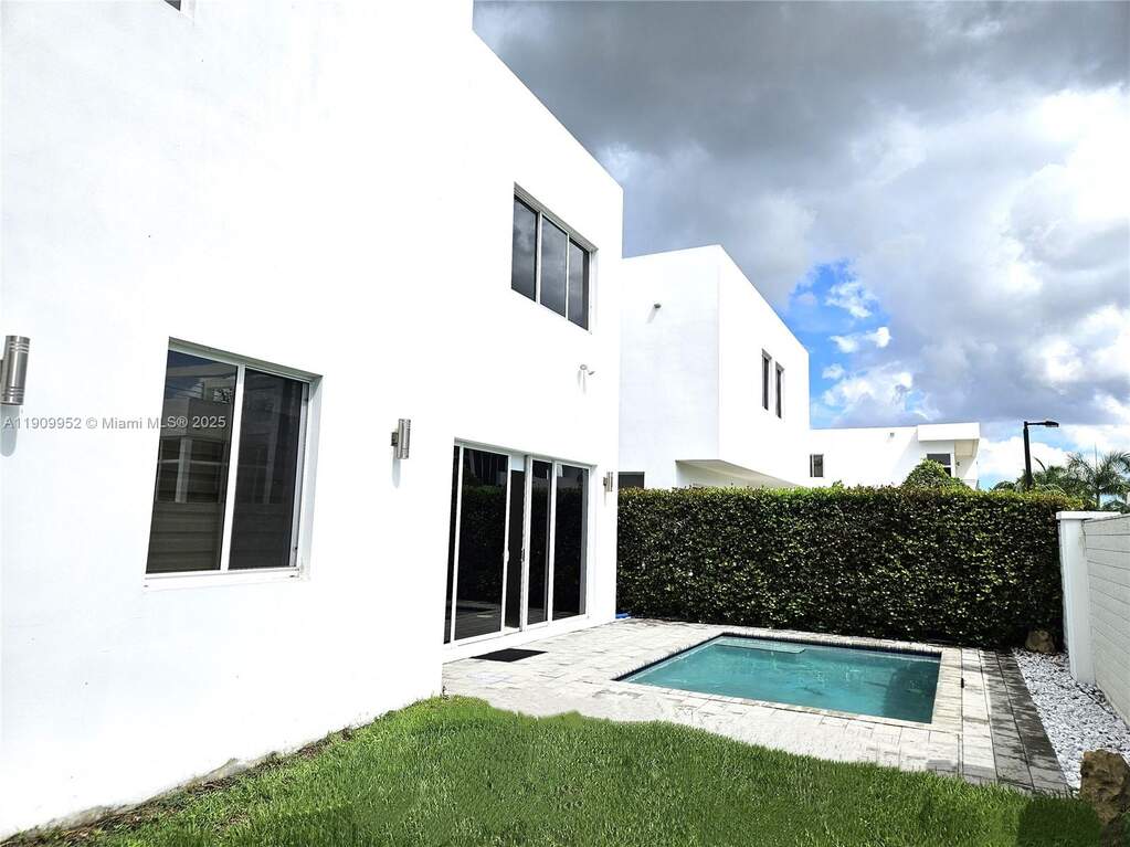 5 Bedroom Single Family Home/House's Image 9