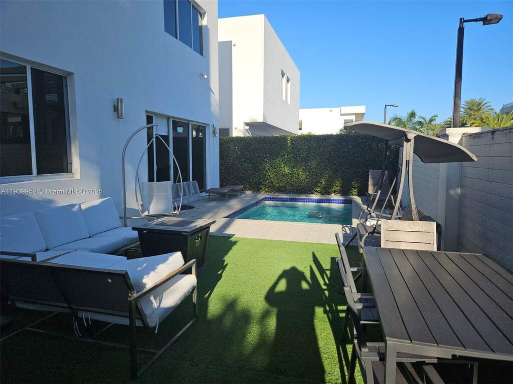 5 Bedroom Single Family Home/House's Image 11