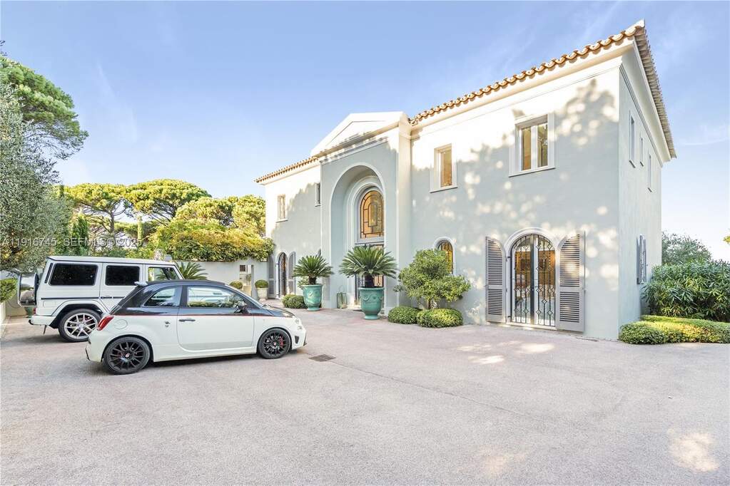 8 Bedroom Single Family Home/House's Image 11