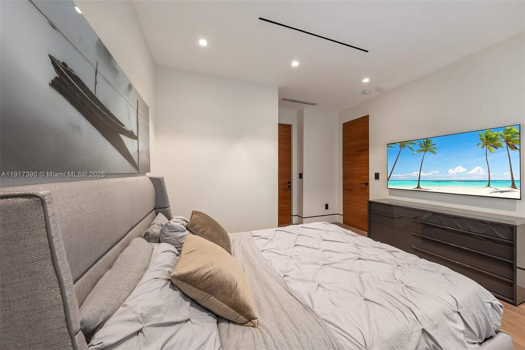 4 Bedroom Single Family Home/House's Image 18