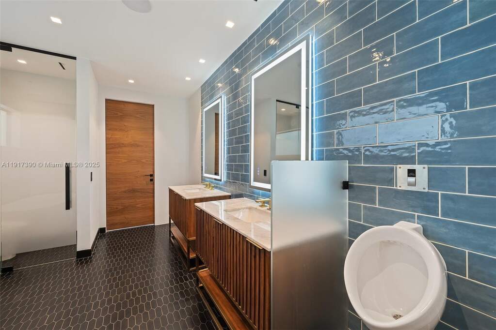 4 Bedroom Single Family Home/House's Image 30