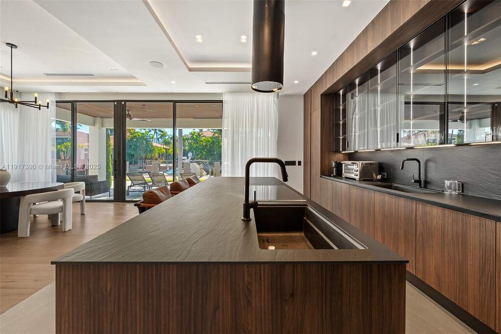4 Bedroom Single Family Home/House's Image 3