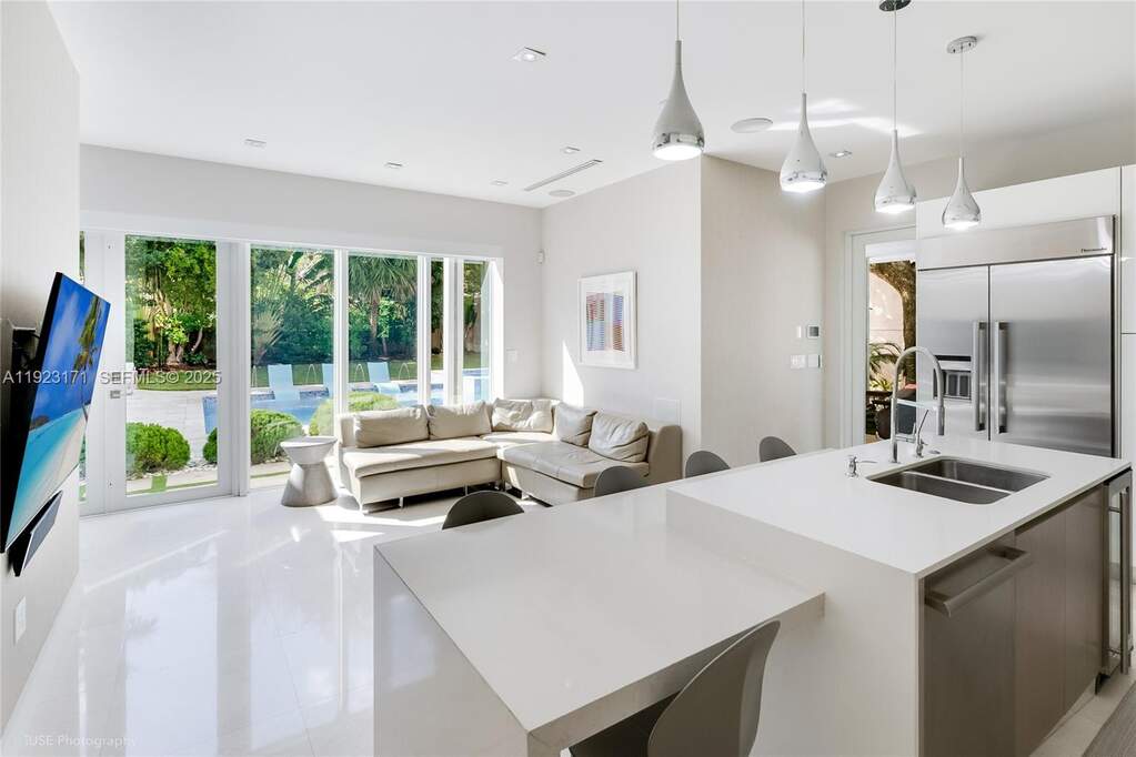 5 Bedroom Single Family Home/House's Image 11