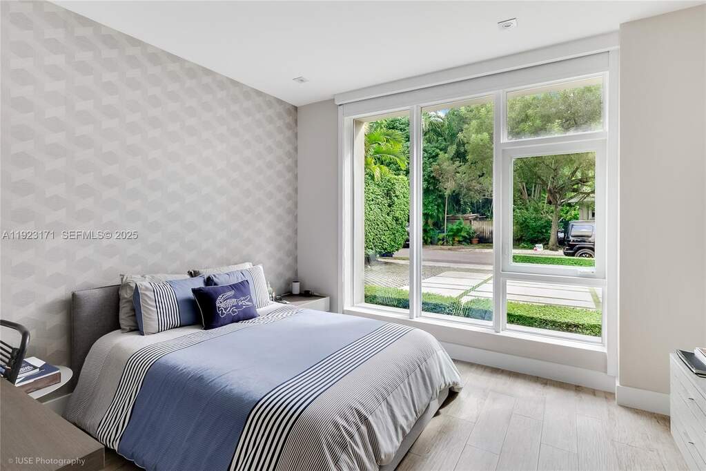 5 Bedroom Single Family Home/House's Image 17