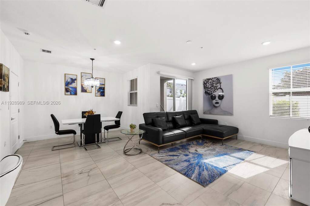 3 Bedroom Villa/Townhouse's Image 15